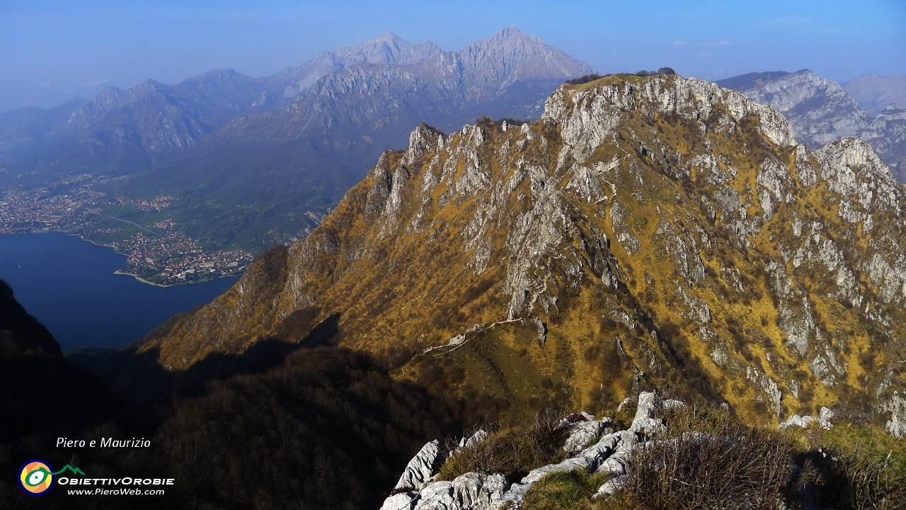 85 Moregallo, Grigne e scorcio sul lago....JPG